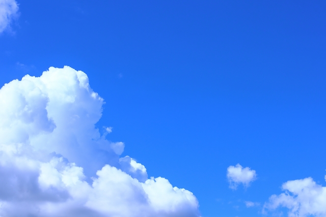 夏の空のもくもくした雲のある背景 壁紙 コピースペース