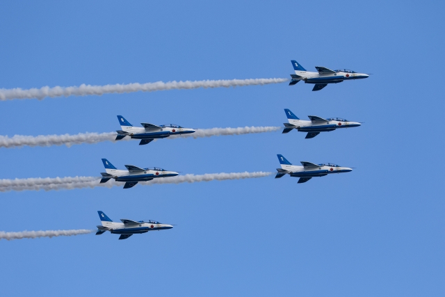 編隊飛行する航空自衛隊ブルーインパルス（岐阜）